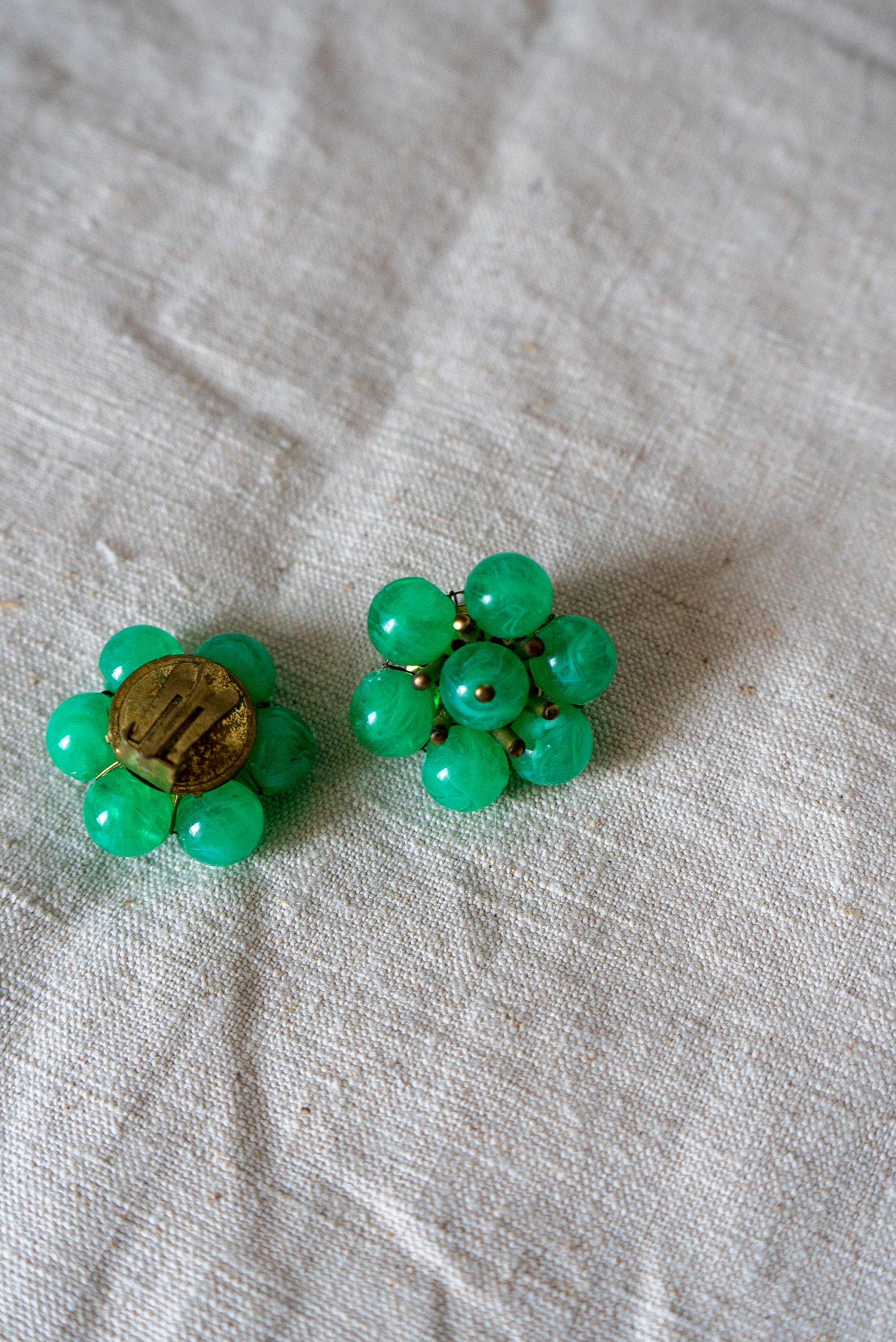 la vie moderne studio textile made in france boucles d oreilles vintage fermeture a clip fleur verte
