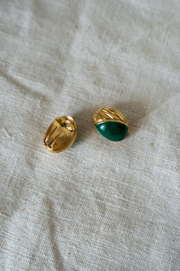 la vie moderne studio textile selection bijoux vintage oreilles percees et non percees fermeture a clip paire de boucle doree et verte