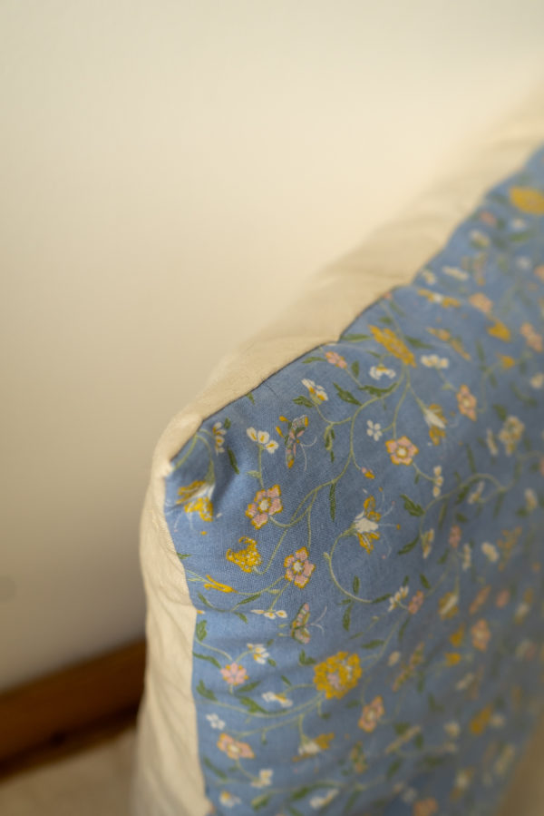 gros plan coussin fleuri made in france toile de coton metis coton et lin et liberty rembourrage en laine pour une decoration ecoresponsable