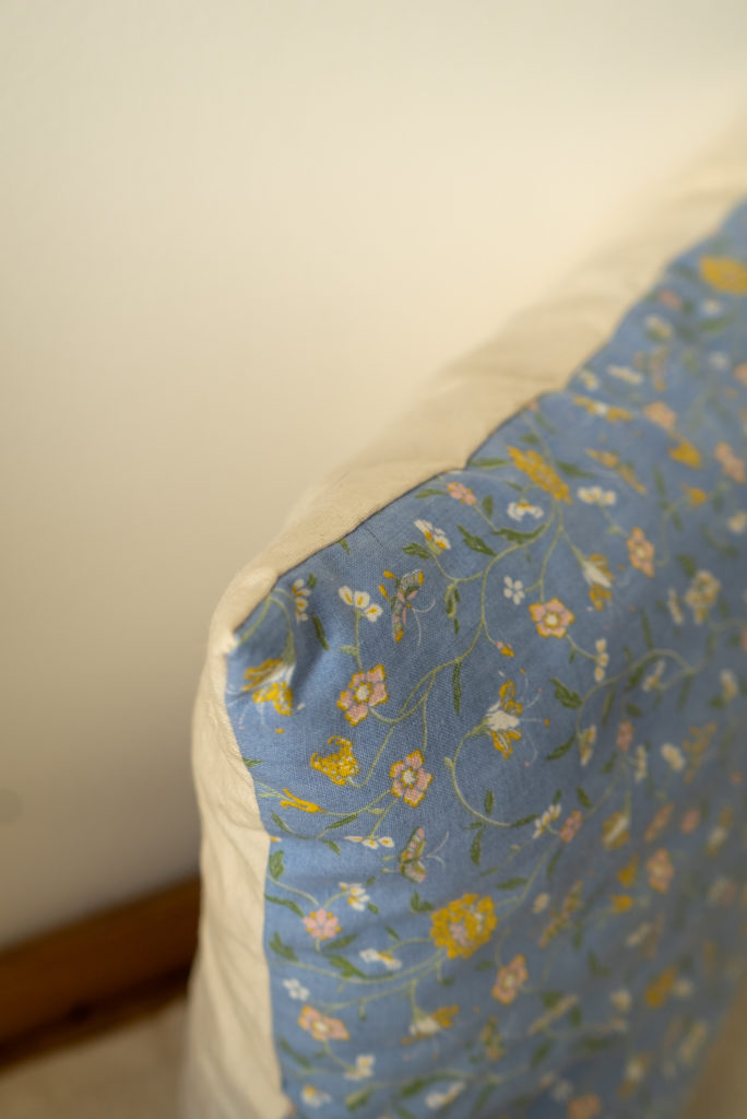 gros plan coussin fleuri made in france toile de coton metis coton et lin et liberty rembourrage en laine pour une decoration ecoresponsable