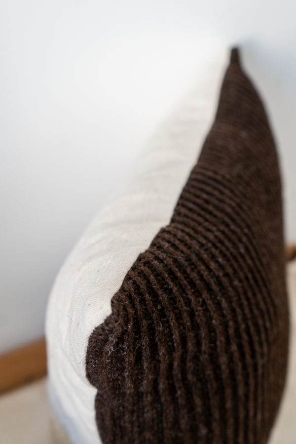 la vie moderne decoration responsable coussins tricotes en laines francaises rembourrage laines locales made in france noir du velay