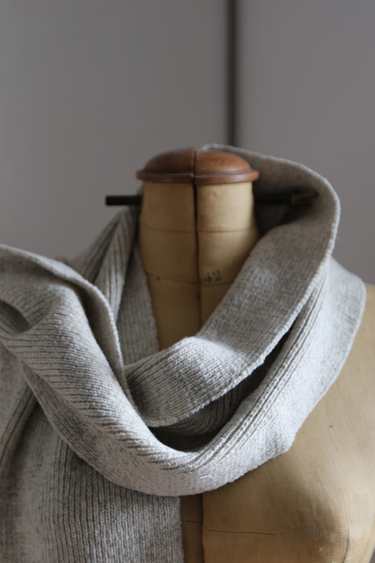 Echarpe tricotée en laine mérinos grise